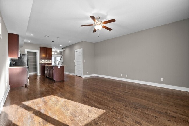 Building Photo - Large 2 Bedroom Condo For Rent Near Downtown Clarksville!