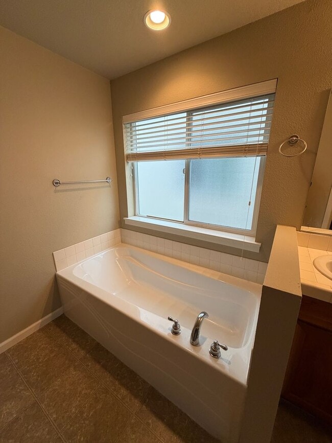 Building Photo - 3-Bed/2.5 Bath + Office & Bonus Room on Quiet Dead-End Street