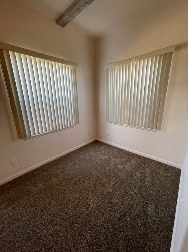 Building Photo - Beautiful 3 Bedroom/2.5 Bath w/ Office off...