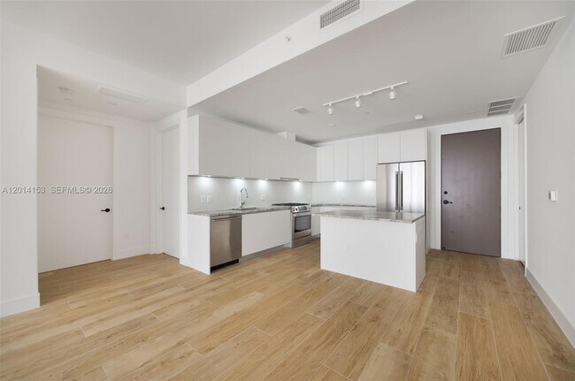 Building Photo - 3034 Oak Ave