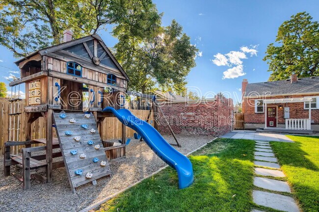 Building Photo - 1418 Roslyn St
