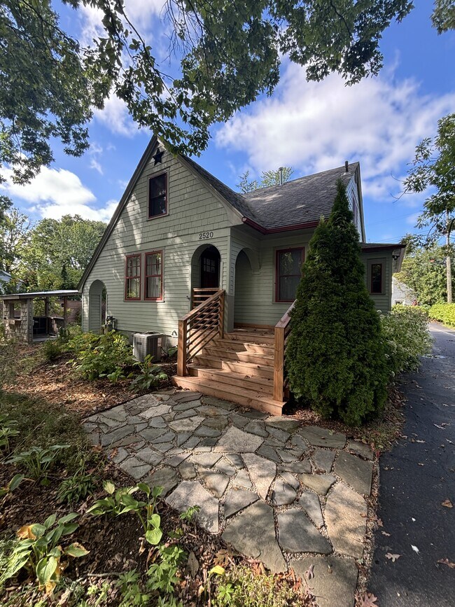 Building Photo - 2520 Oakdale Dr