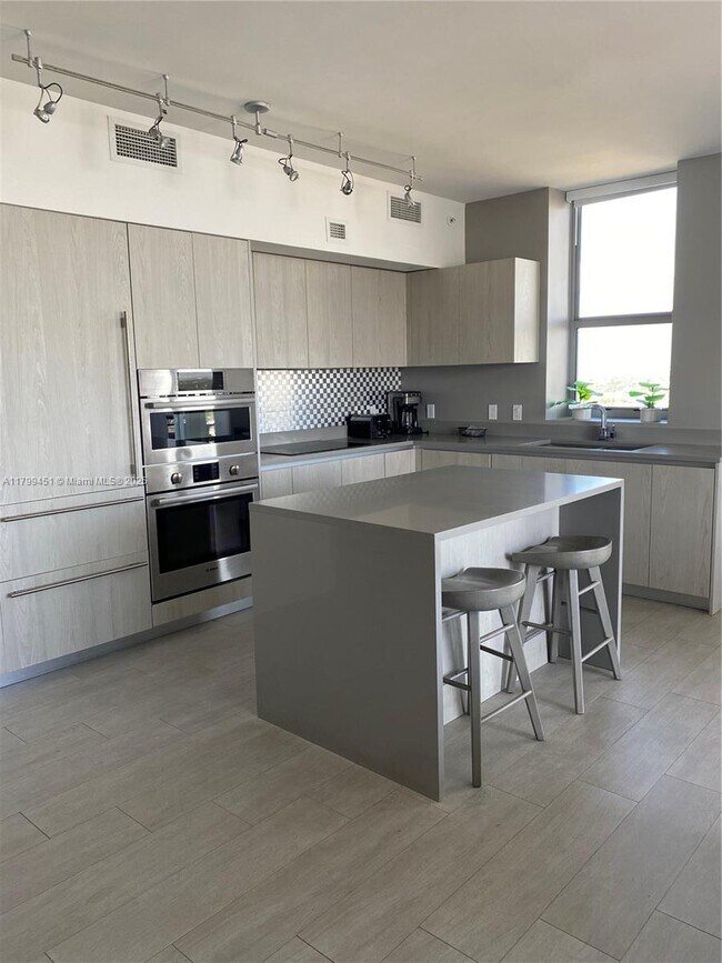 Building Photo - 4010 S Ocean Dr