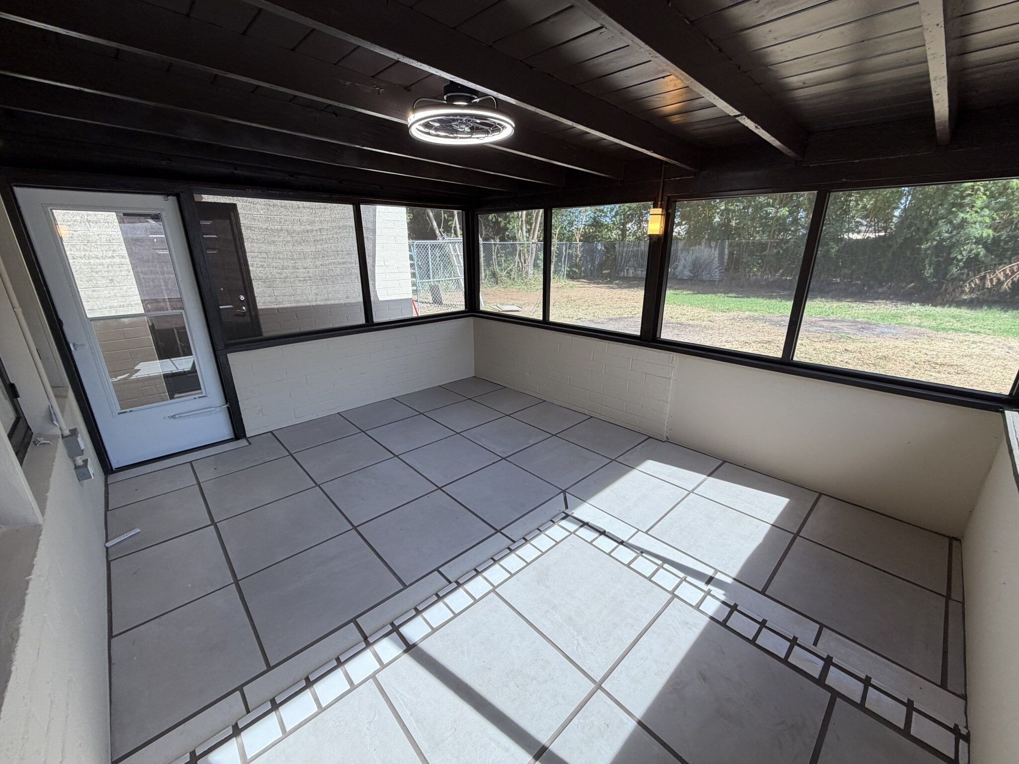 Building Photo - 537 W Mariposa St