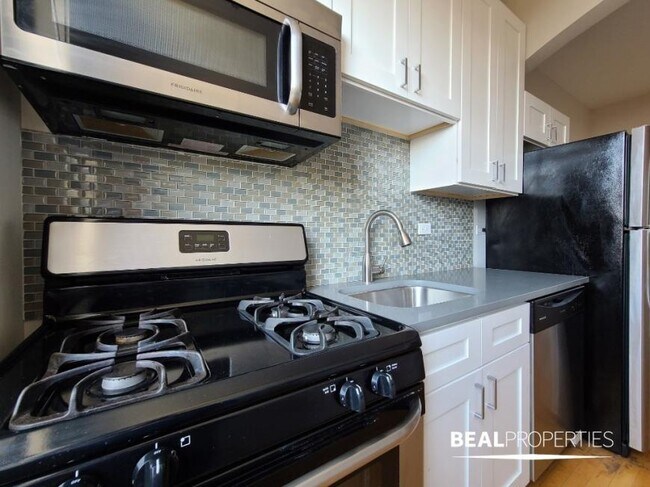 Building Photo - 1 bedroom in CHICAGO IL 60647