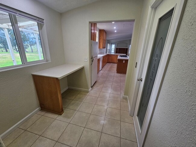 Building Photo - Spacious Home on 5 Acres For Rent!
