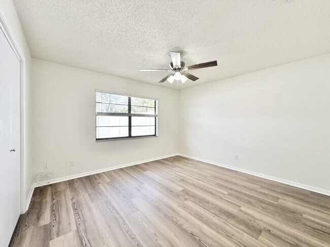 Building Photo - 5212 Peach Ave