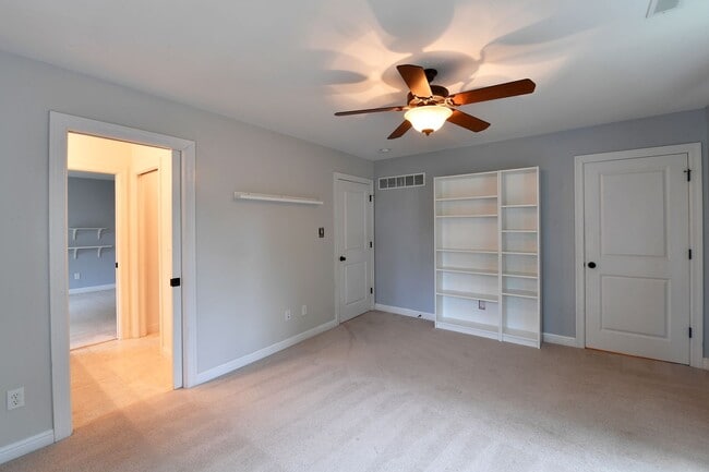 Building Photo - 106 Manlyn Dr