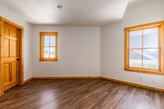 Building Photo - Refreshed Park Ave. Duplex with Historic O...