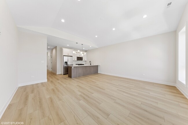 Building Photo - 5000 S Prairie Ave