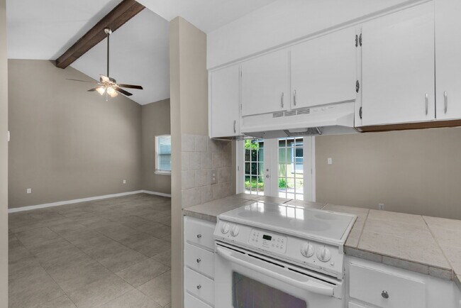 Building Photo - "Charming 2-Bed Townhouse Oasis in Shalimar !"