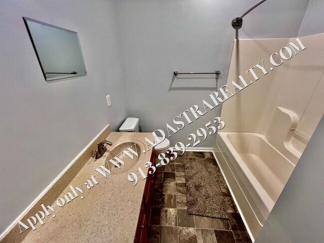 Building Photo - Beautiful Gardner Townhome-Available in MAY!!