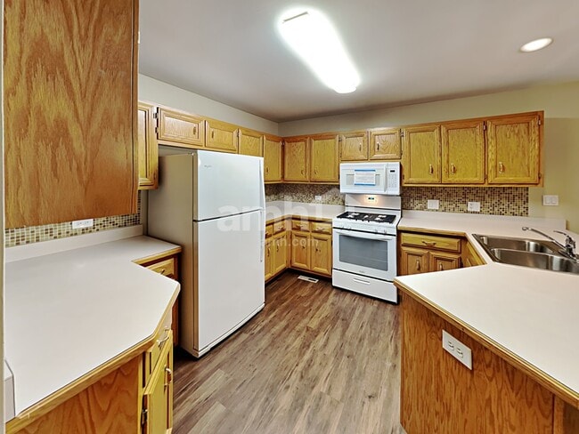 Building Photo - 2615 Heritage Lake Dr