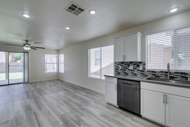 Building Photo - Stunning 4 bedroom, 2.5 bathroom