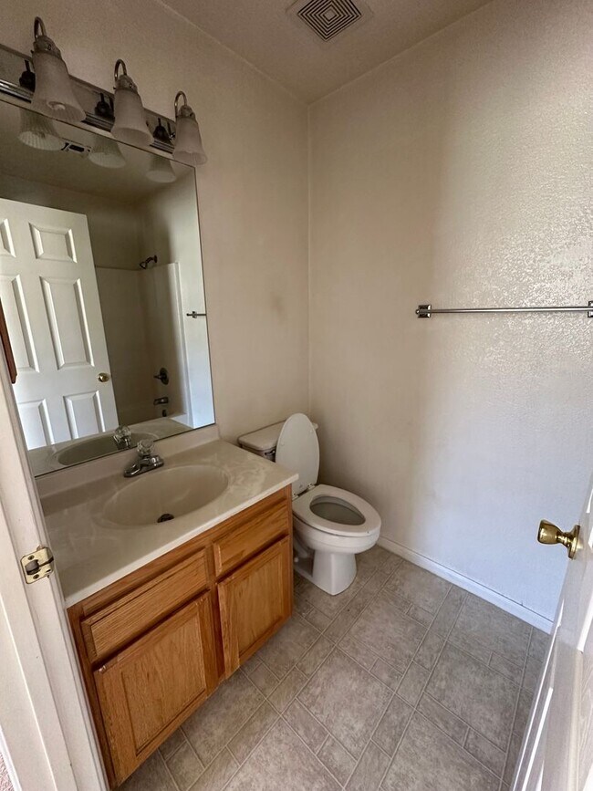 Building Photo - 2 bedroom/2Bathroom home