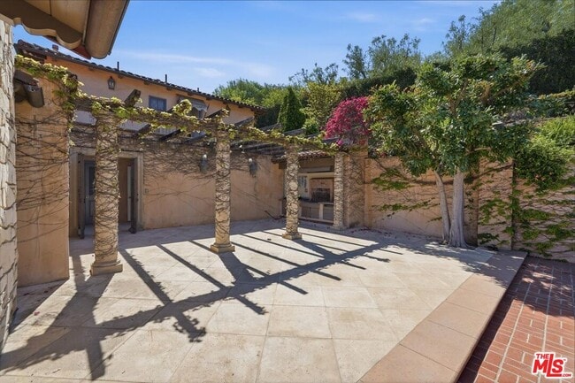 Building Photo - 6460 Via Colinita