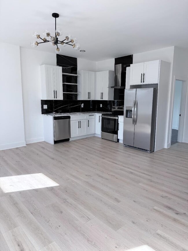 Building Photo - 828 E Main St