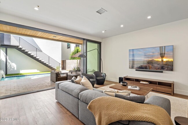 Building Photo - 6916 E 2nd St