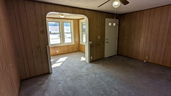 Building Photo - Charming 2-bedroom, 1-bathroom home locate...