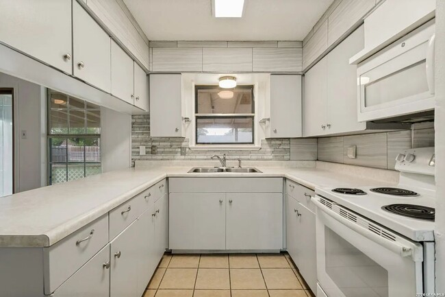 Building Photo - 207 Balboa Dr