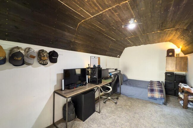 Building Photo - 11004 Elm St