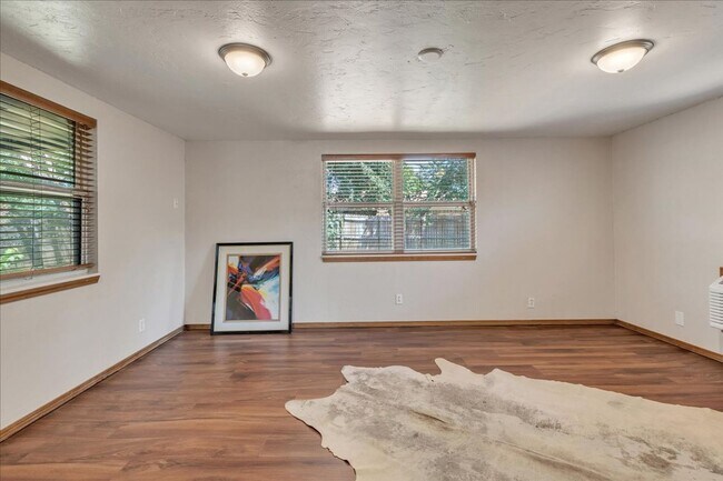 Building Photo - Lawn Care Included! 3 bed, 2 bath, 2 livings