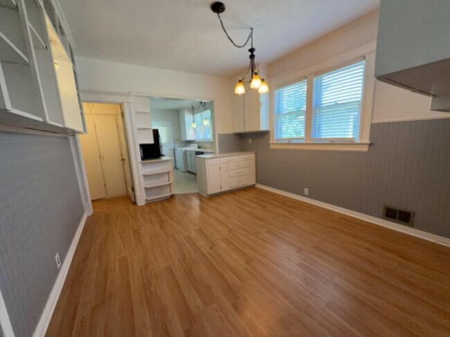 Building Photo - Beautiful and stately Victorian house in the awesome Old North End.
