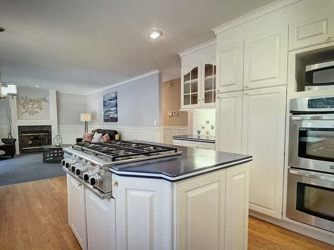Building Photo - Beautiful 4-bed, 3-bath + 1 office house i...