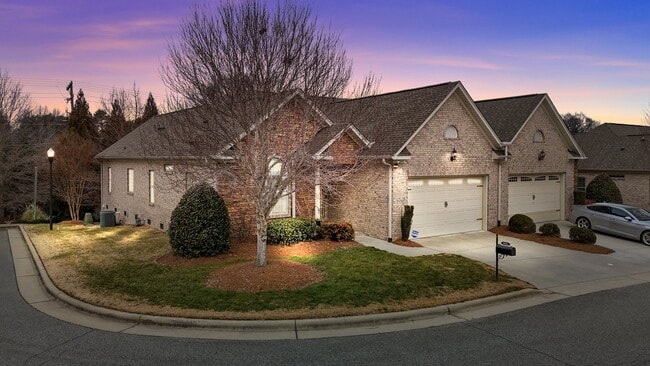 Building Photo - 1923 Strathmore Dr