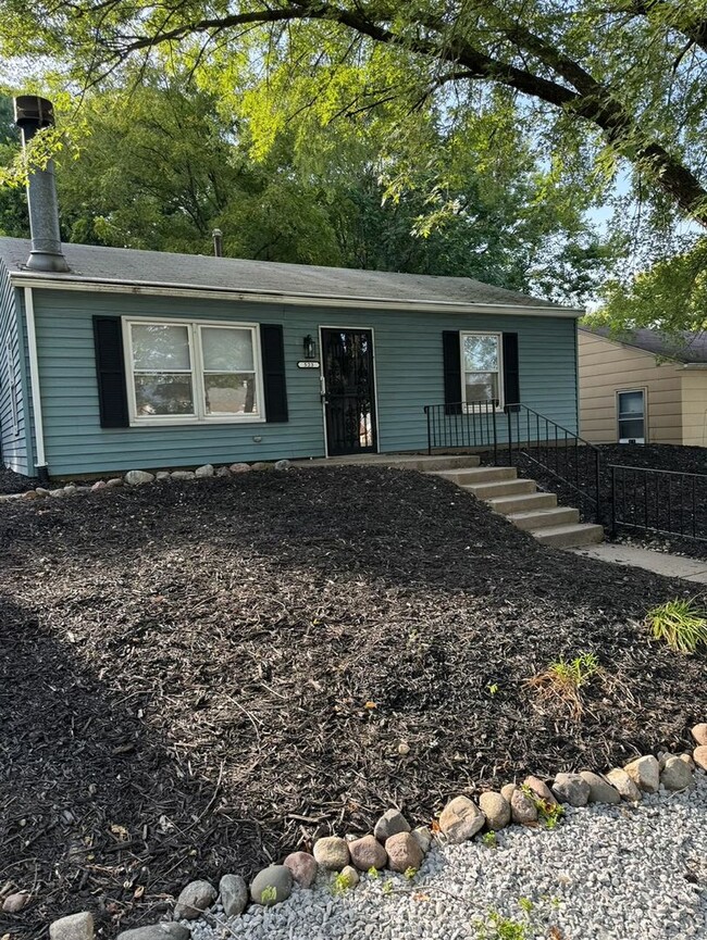 Building Photo - 2 Bedroom 1 Bathroom in Moline! 1/2 off 1s...