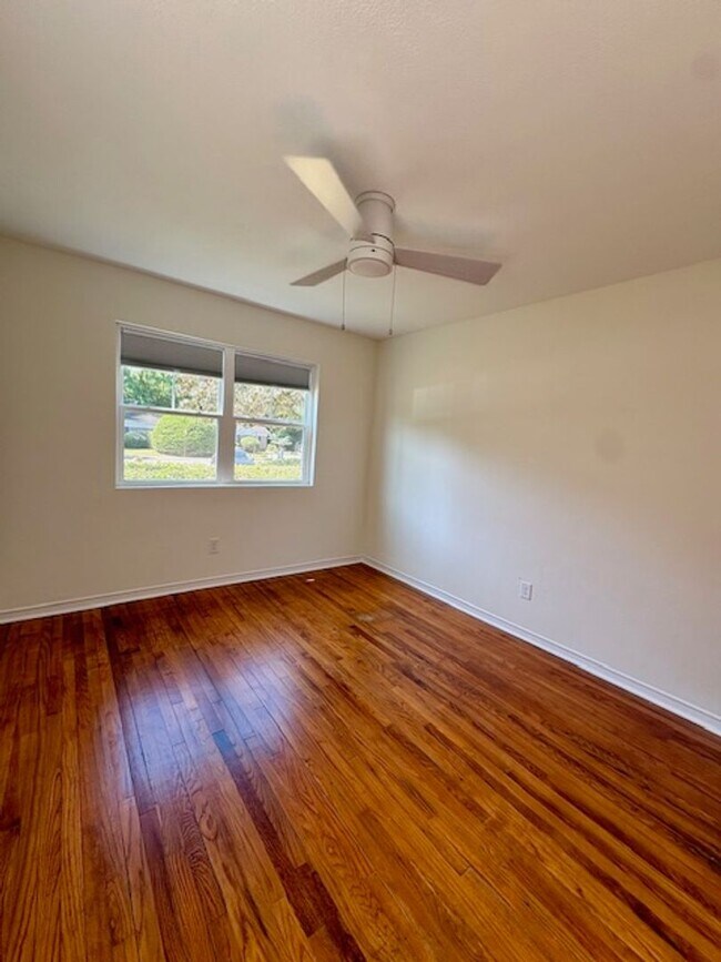 Building Photo - Fully Renovated Three Bedroom Condo in South Windermere - Off the Greenway!