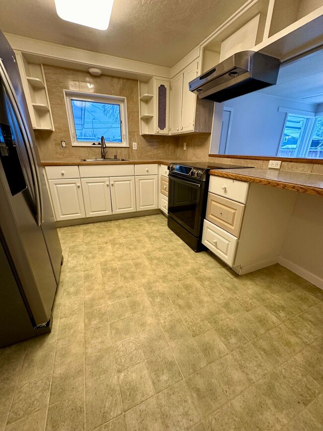Building Photo - 3 Bedroom Home in Fairbanks for Rent!