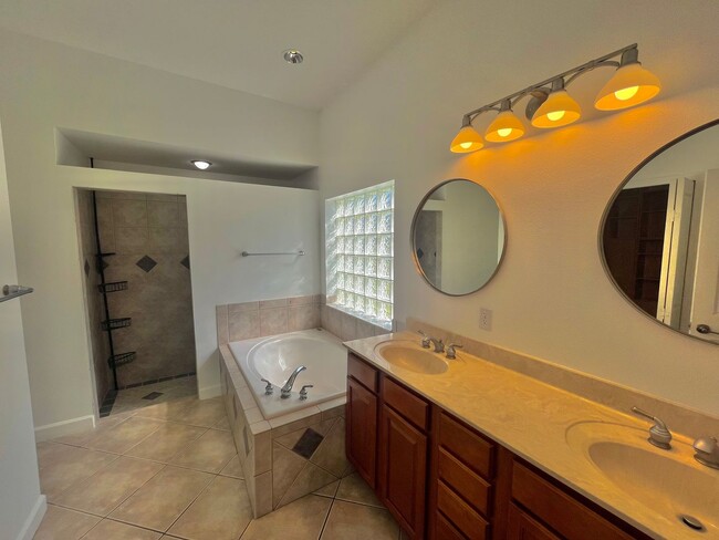 Building Photo - Gorgeous 4 Bed 2 Bath Home for Rent in Apo...