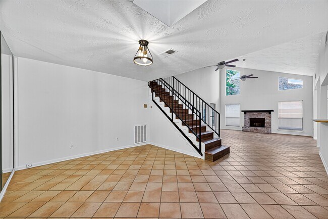 Building Photo - 812 Fleetwood Pl Dr