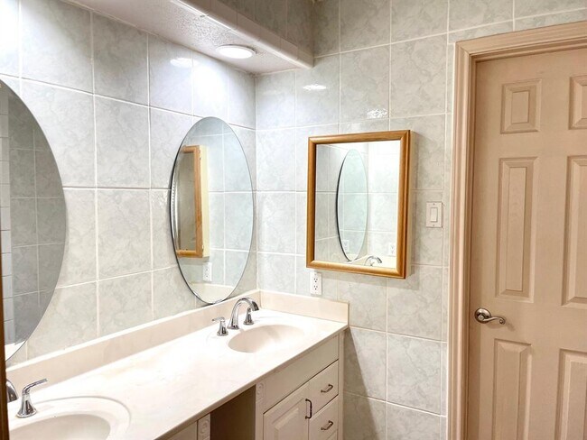 Building Photo - 3258 Meadway Dr