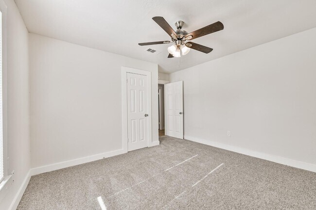 Building Photo - 706 Azalea St