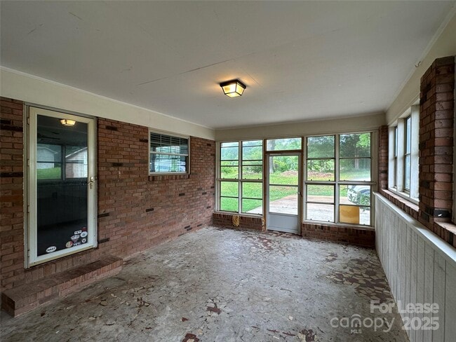 Building Photo - 1600 Plumcrest Dr