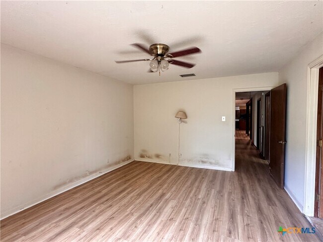 Building Photo - 202 Oak Ridge Dr