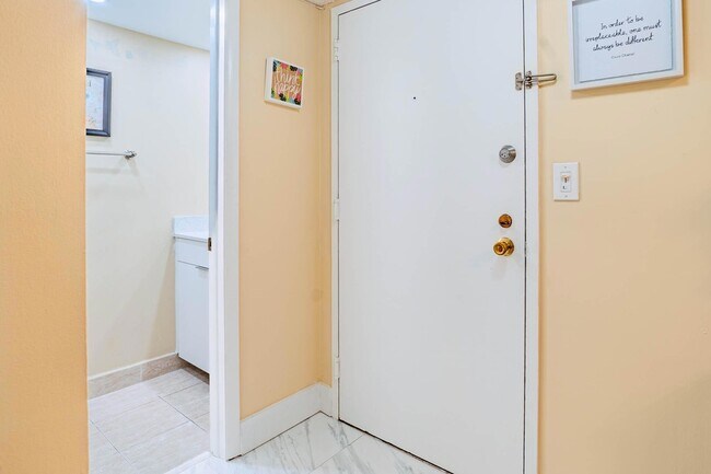 Building Photo - 3710 Inverrary Dr