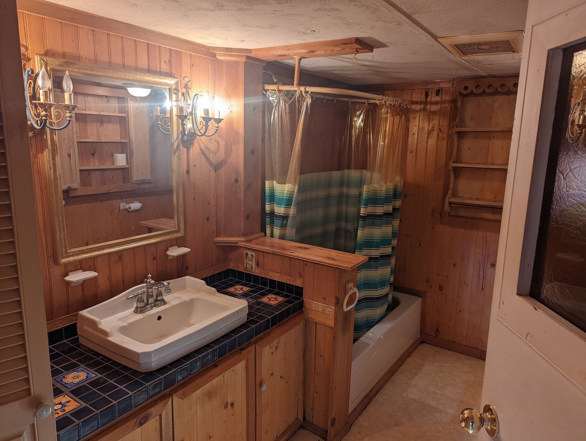 Master bathroom - 6255 Bellwood Dr