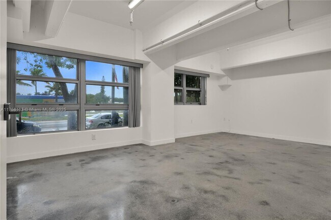 Building Photo - 4332 Collins Ave