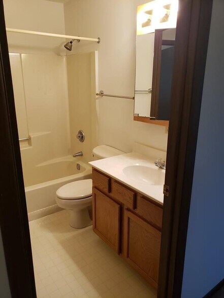 Building Photo - 246 Edgebrook Ln