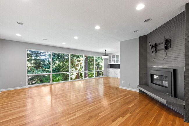 Building Photo - 2640 SW Vista Dr