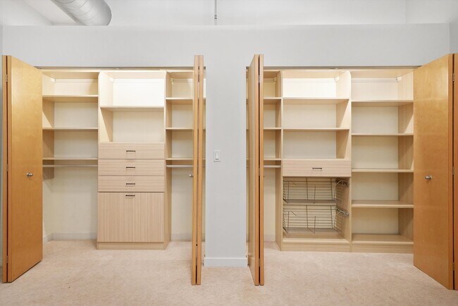 Building Photo - 1224 W Van Buren St