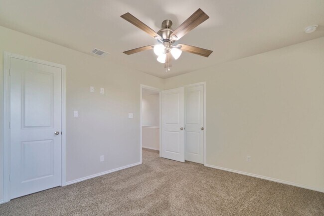 Building Photo - Hunters Ranch Beauty! 3 Bedroom 2 1/2 Bath Townhome