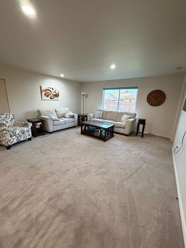 Building Photo - Single Family Home available in Quiet neighborhood.