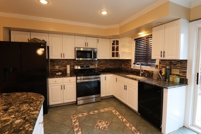 Building Photo - 484 Walnut St