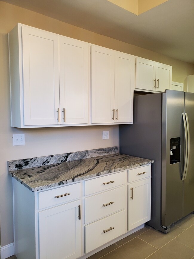 Kitchen - 987 Parsons Ave