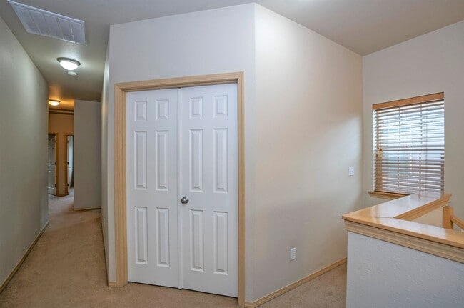 Building Photo - Modern 4 Bedroom, 2.5 Bath Home In Silver Creek w/AC