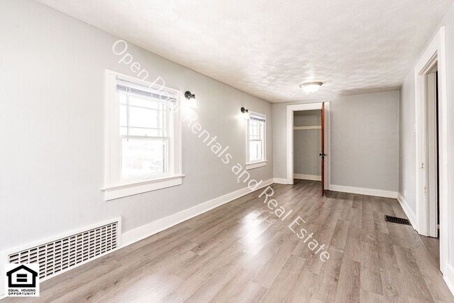 Building Photo - 2005 1/2 Bayer Ave